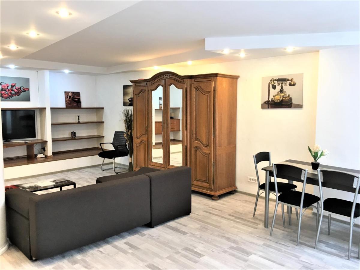 Large Apartment In Ultra-Central Location Brasov Exterior photo
