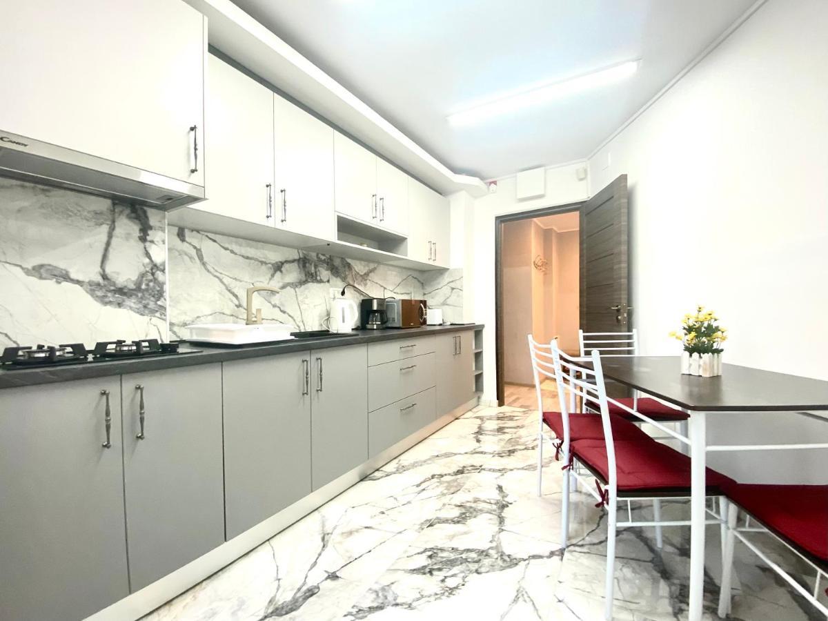 Large Apartment In Ultra-Central Location Brasov Exterior photo